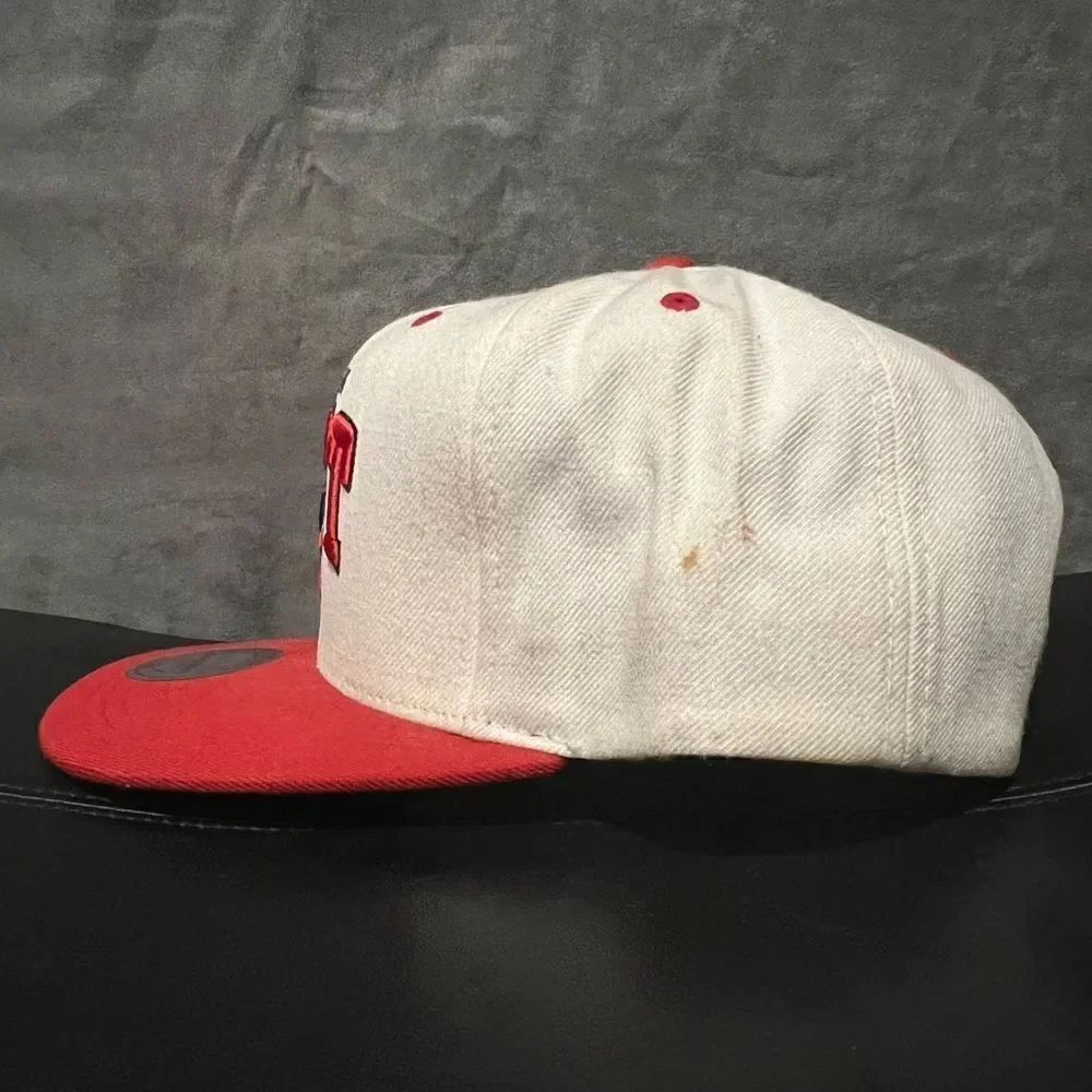 MITCHELL & NESS Miami Heat Classic Arch Logo Adjustable SnapBack Hat / One Size